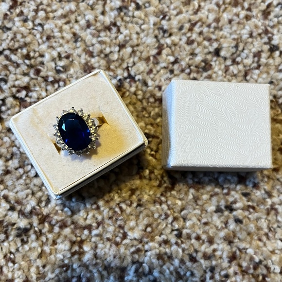 Princess of Wales Replica faux sapphire and diamond engagement ring in box - Picture 7 of 7